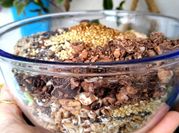 Una foto di granola al cioccolato