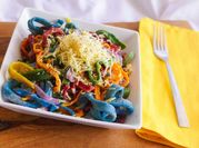 Una foto de pasta con col lombarda