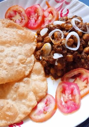 छोले भटूरे (chole bhature recipe in marathi) रेसिपी चे मुख्य फोटो 