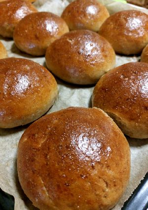 Hamburger zsemle teljes kiőrlésű liszttel recept fotója