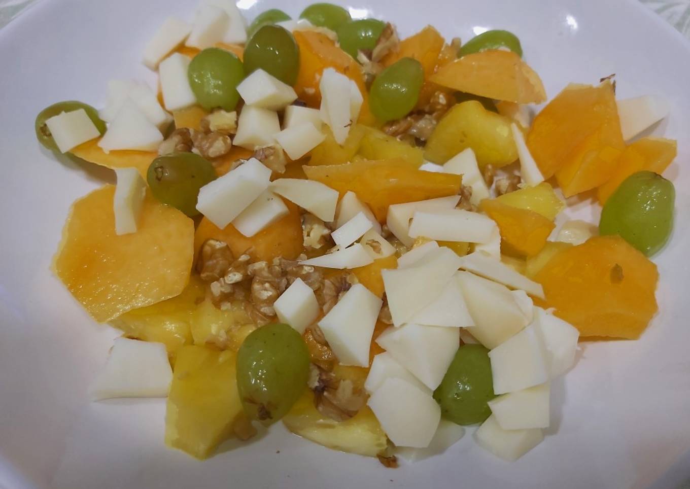 Cena ligera y saludable con frutas y queso