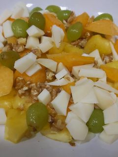 Una foto de Cena ligera y saludable con frutas y queso