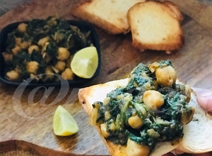 A picture of Espinacas con Garbanzos(Spanish Chickpea Stew).