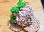 Una foto de pate con queso crema y mayonesa