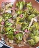 Brócoli con setas y jamón