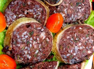 Hình của món Cổ vịt nhồi tiết heo.