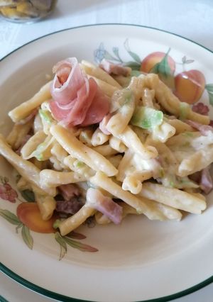 Foto di Caserecce cremose con zucchine e speck