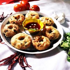 A picture of Savoury donuts from leftover rice.