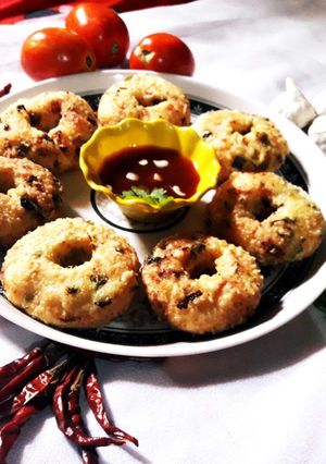 A picture of Savoury donuts from leftover rice.