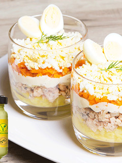 Una foto de Ensalada Mimosa con Allioli en vasitos