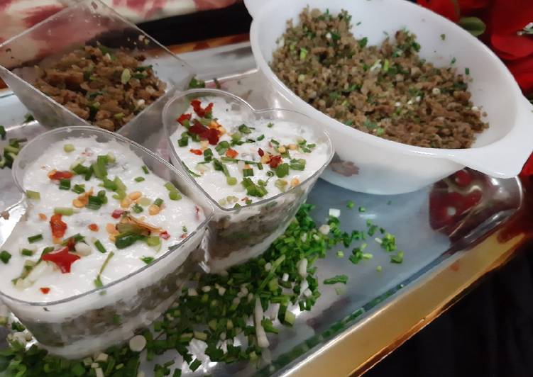 How to Prepare Quick Hara lasan with bajray ki roti and yogurt