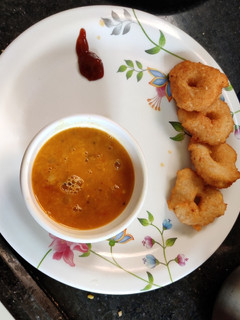 मेदू वडा (medu vada recipe in marathi) रेसिपी चे मुख्य फोटो 