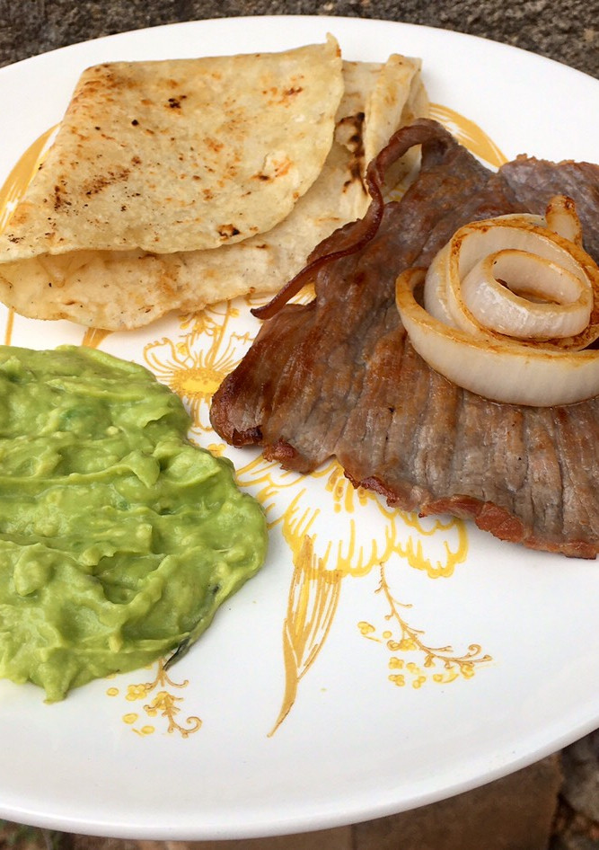 Una foto de Tasajo y guacamole