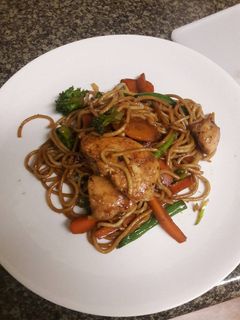 Una foto de Fideos con pollo 🍝🍷