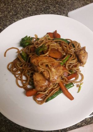 Una foto de Fideos con pollo 🍝🍷