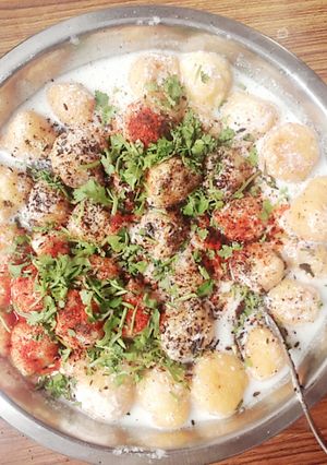 A picture of Dahi vada.