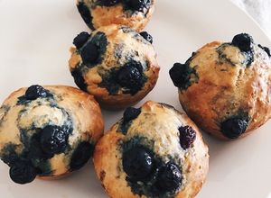 Una foto de Muffins integrales de yogur con arándanos