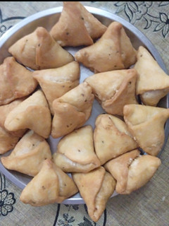 मूंग दाल के समोसे (moong dal ke samose recipe in Hindi) रेसिपी मुख्य फोटो