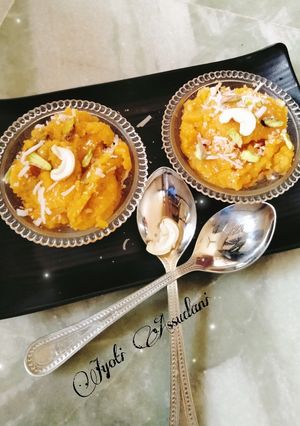 A picture of Semolina pudding (Suji ka halwa).