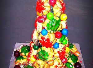 Una foto de Árbol navideño comestible - Croquembouche