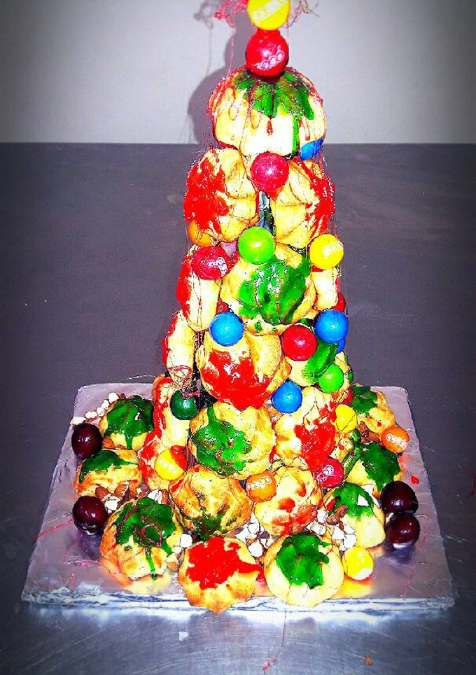 Una foto de Árbol navideño comestible - Croquembouche