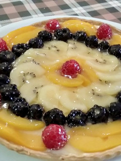Una foto de Tarta de crema pastelera y frutas