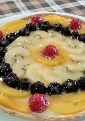 Una foto de Tarta de crema pastelera y frutas