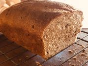 Una foto de pan de salvado con semillas