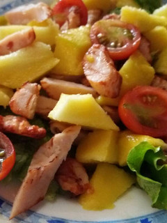 Una foto de Ensalada de pechuga de pavo con mango