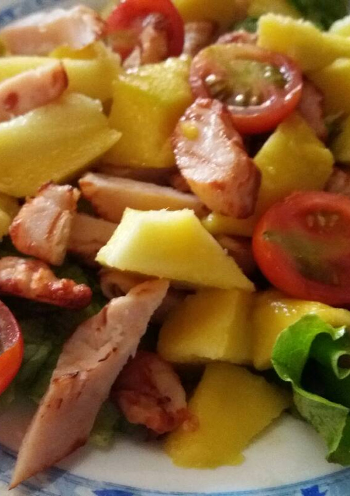Una foto de Ensalada de pechuga de pavo con mango