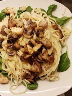 Una foto de Spaghetti con gambas y espinacas
