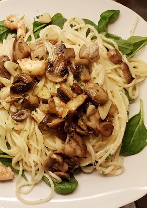 Una foto de Spaghetti con gambas y espinacas
