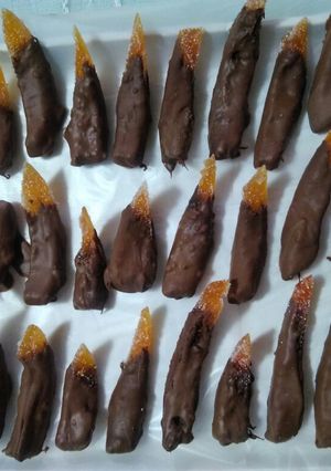 Una foto de Lenguas de pomelo bañadas en chocolate y mermelada de pomelo