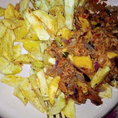 A picture of Fried Irish potatoes with chicken sauce.