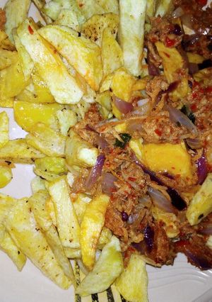 A picture of Fried Irish potatoes with chicken sauce.