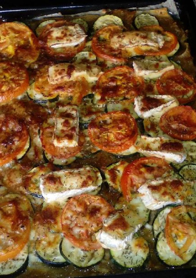 Una foto de Coca de hojaldre de calabacín tomate y queso camembert