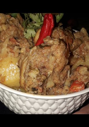 A picture of Aalu gobhi with chicken 😋.