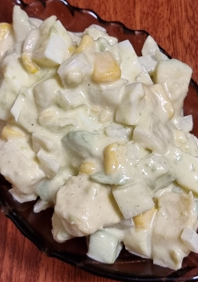 Una foto de Ensaladilla de aguacates y huevo duro