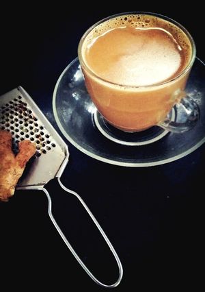 આદુ મસાલા ચા (Ginger Masala Tea Recipe In Gujarati) રેસીપી મુખ્ય ફોટો
