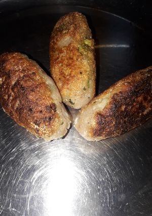 Aloo suji roll रेसिपी मुख्य फोटो