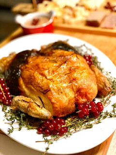 Una foto de Pollo relleno con castañas, ciruelas y piñones