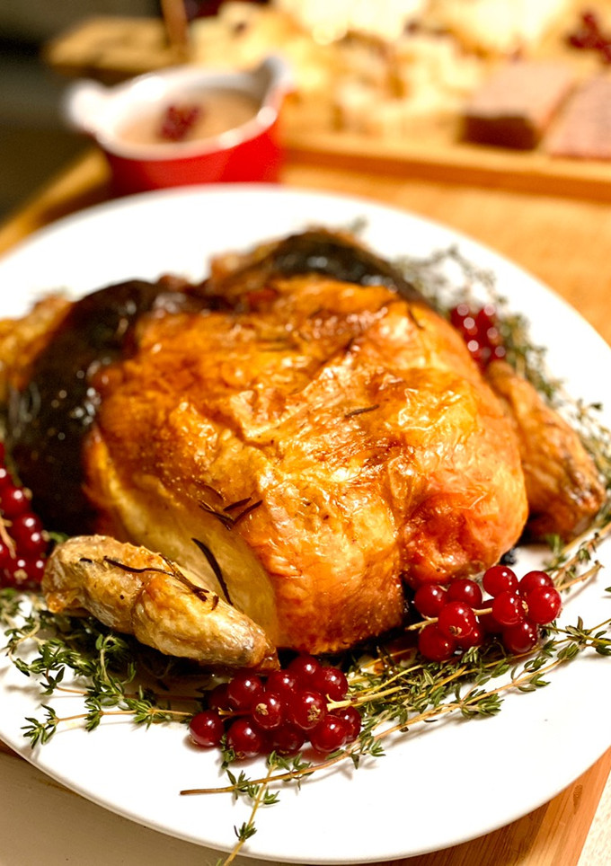 Una foto de Pollo relleno con castañas, ciruelas y piñones