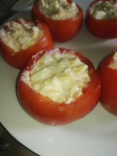 Una foto de Tomates rellenos con atún y huevo