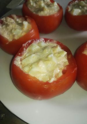 Una foto de Tomates rellenos con atún y huevo