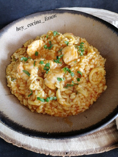 Una foto de Arroz meloso con vieiras, langostinos y calamar
