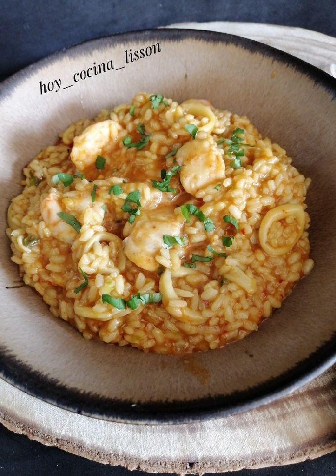 Una foto de Arroz meloso con vieiras, langostinos y calamar