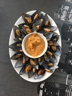 Foto principal de Mejillones al vapor 💨 con limón 🍋 y salsa de romesco