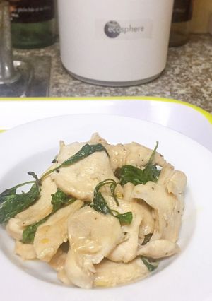 Hình của món Gà xào húng quế.