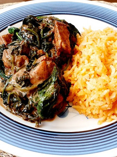 Una foto de Pollo cremoso con espinacas