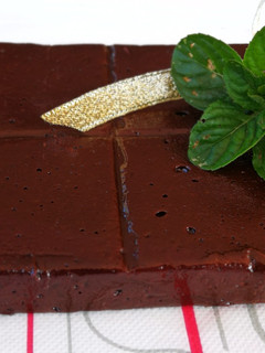 Una foto de Turrón casero de cacao puro con cacahuetes - veggie